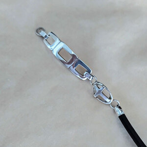 407: 925 silver and leather bracelet with a cross on the side and a silver clasp / Βραχιόλι απο ασημι 925 και δερμα με σταυρό στο πλάι και ασημένιο κούμπωμα