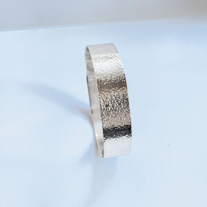 408: Bracelet made of 950° silver, finely hammered / Βραχιόλι από ασήμι 950°, με ψιλή σφυρηλάτηση